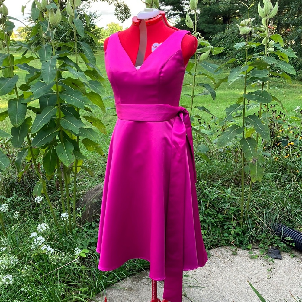 EUC Sz 13/14 Mori Lee raspberry satin midi dress.